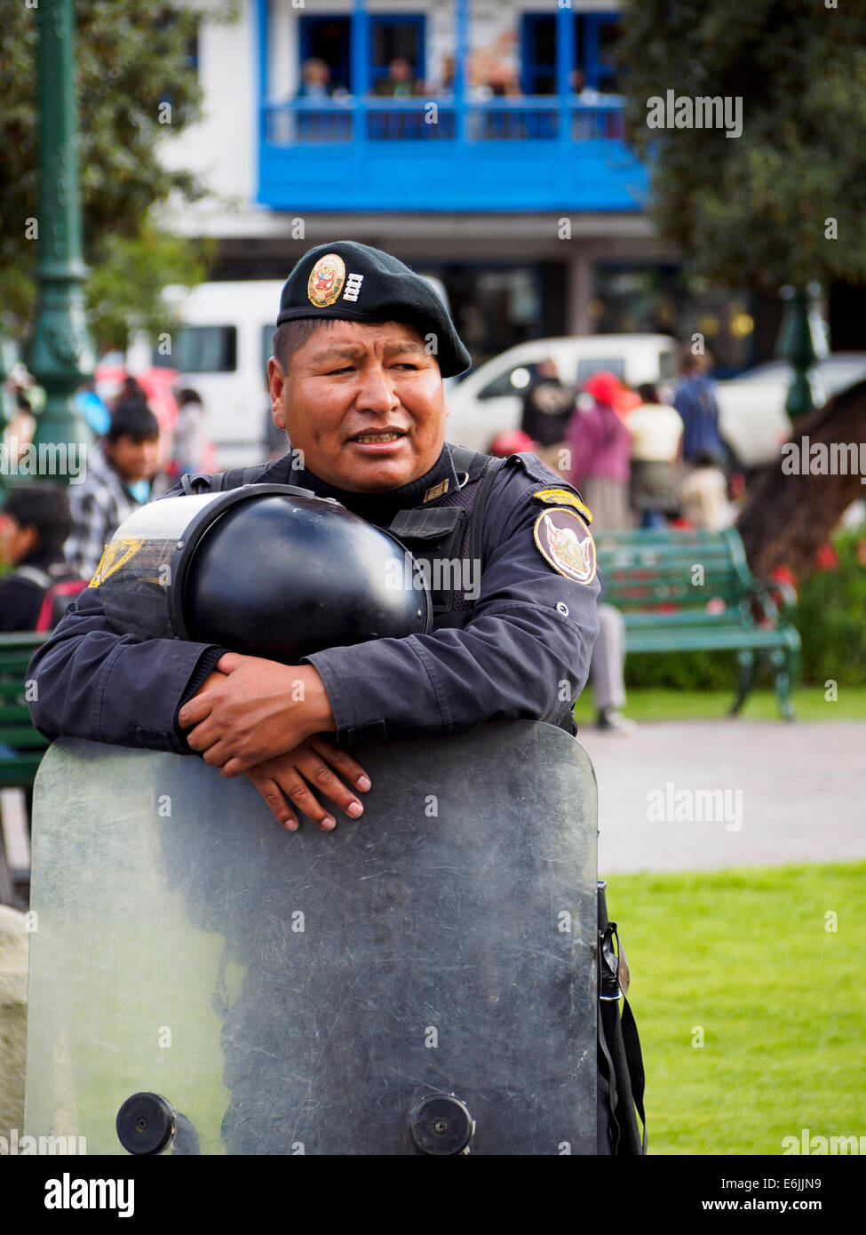 Peruviano riot police officer - Cuzco, Perù Foto Stock