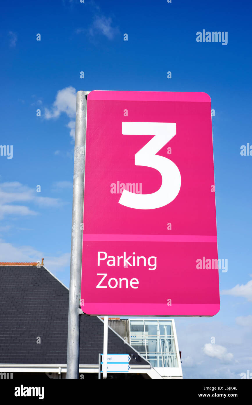 Zona parcheggio segno con grande numero 3 Foto Stock