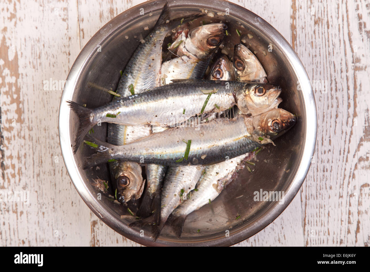 Le sardine preparate per la cottura nel recipiente di metallo Foto Stock