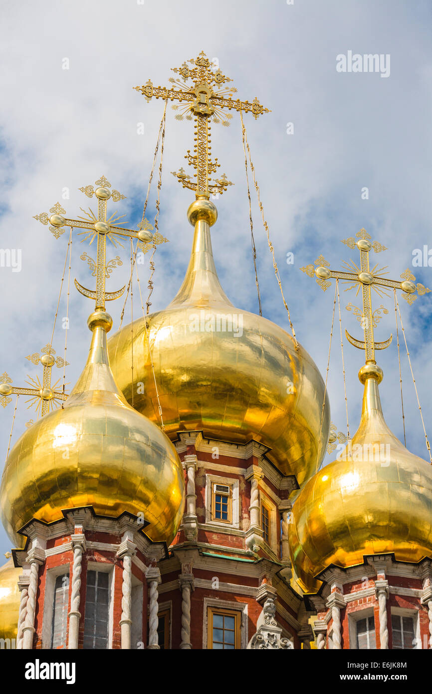 Cupole dorate della risurrezione chiesa nel Kadashi Sloboda, Mosca, Russia Foto Stock