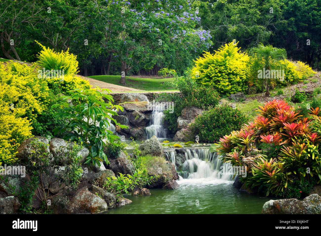 La cascata nel giardino a Four Seasons Hotel. Lanai, Hawaii. Foto Stock