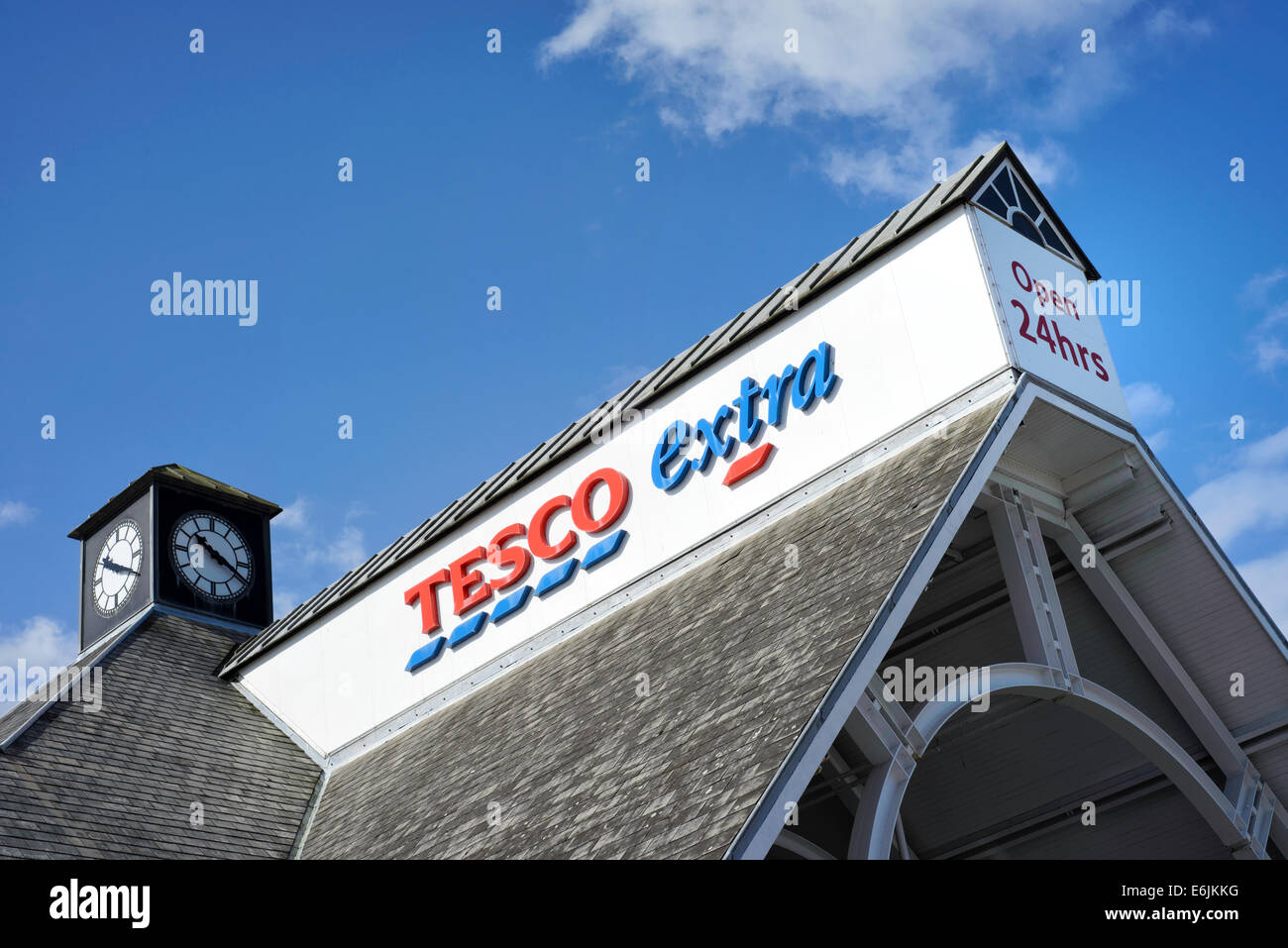 Il tetto del Tesco extra store mostra il branding Foto Stock