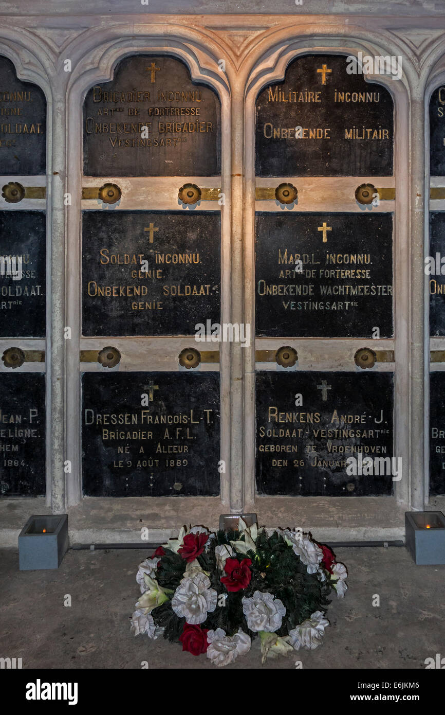 Targhe commemorative dei soldati uccisi nella cripta di Fort de Loncin, distrutto durante la Seconda Guerra Mondiale nella battaglia di Liegi, Belgio Foto Stock