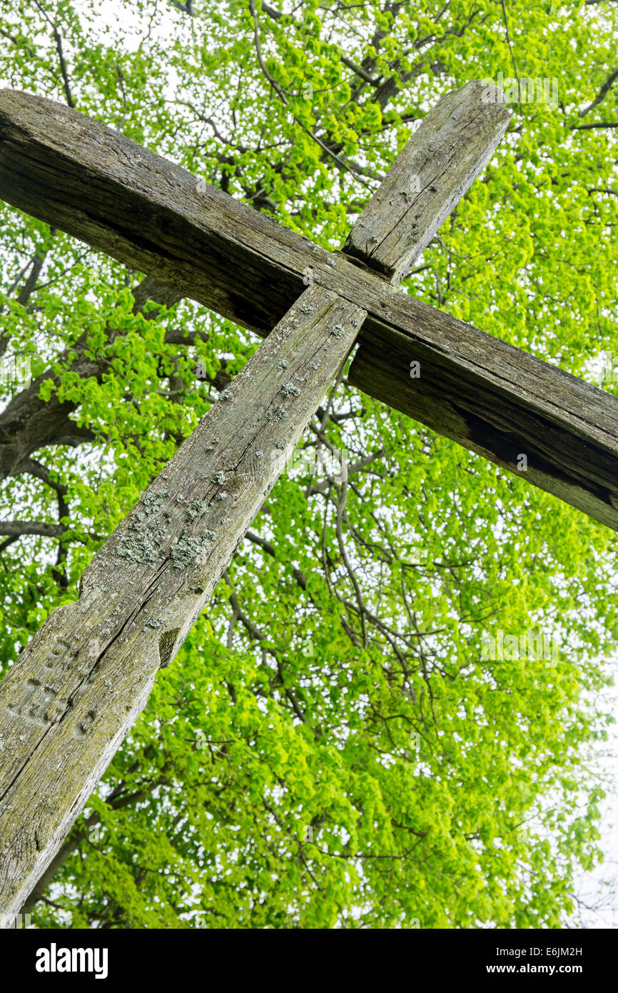 Vecchia croce di legno in una foresta di monti Bieszczady, Polonia Foto Stock