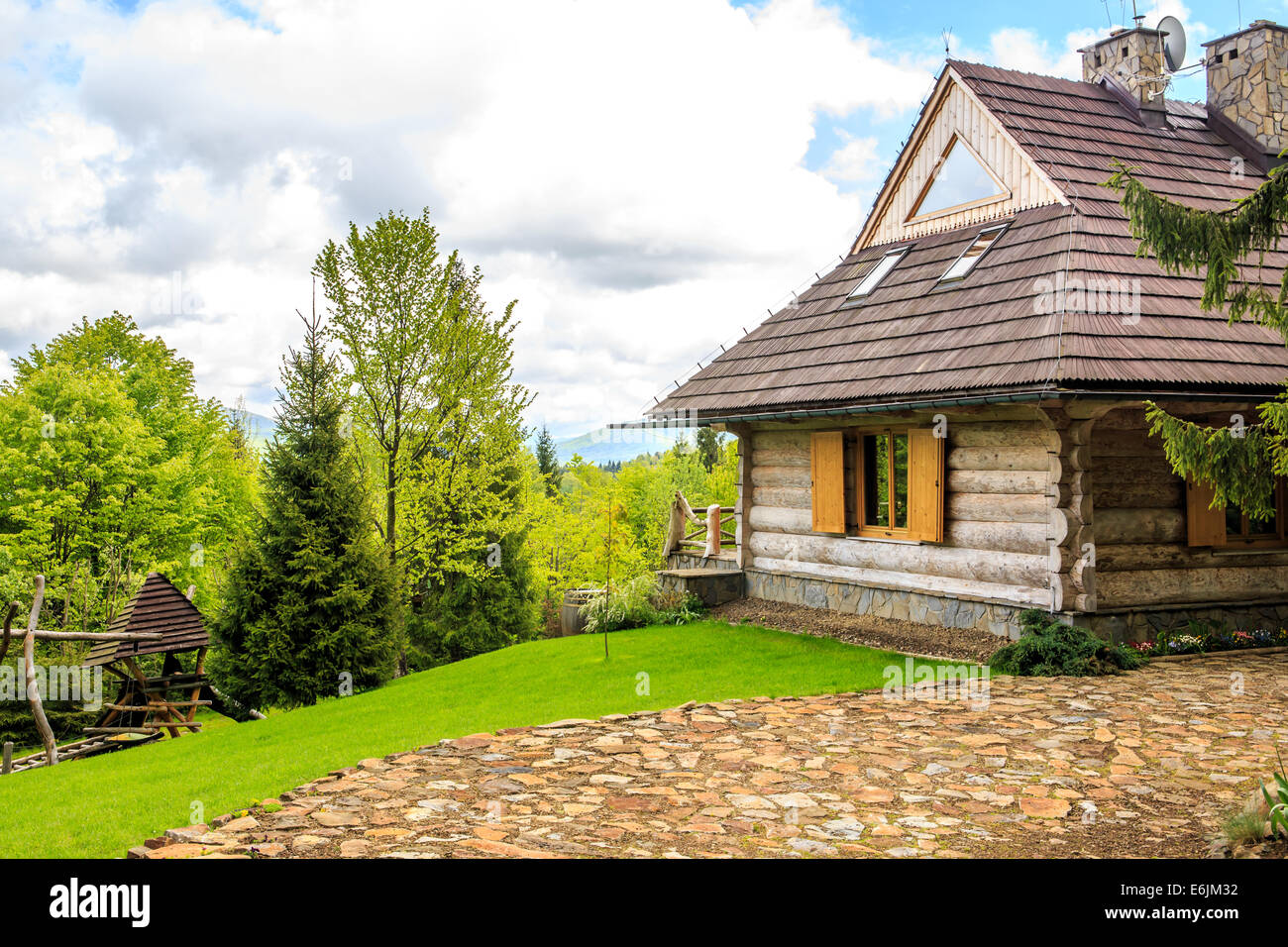 Cottage di botte in una foresta Foto Stock