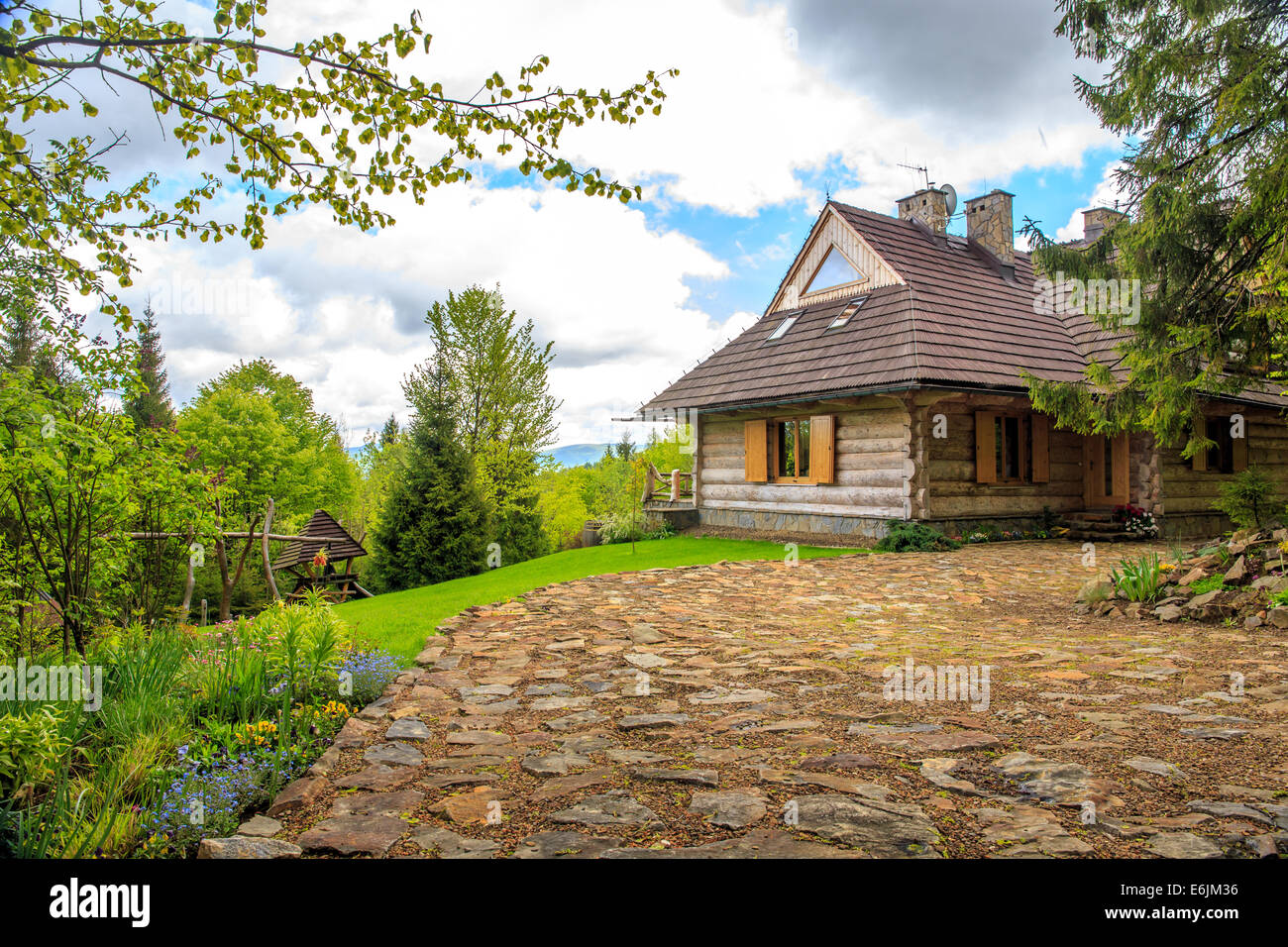 Splendido cottage di legno da qualche parte nella foresta Foto Stock