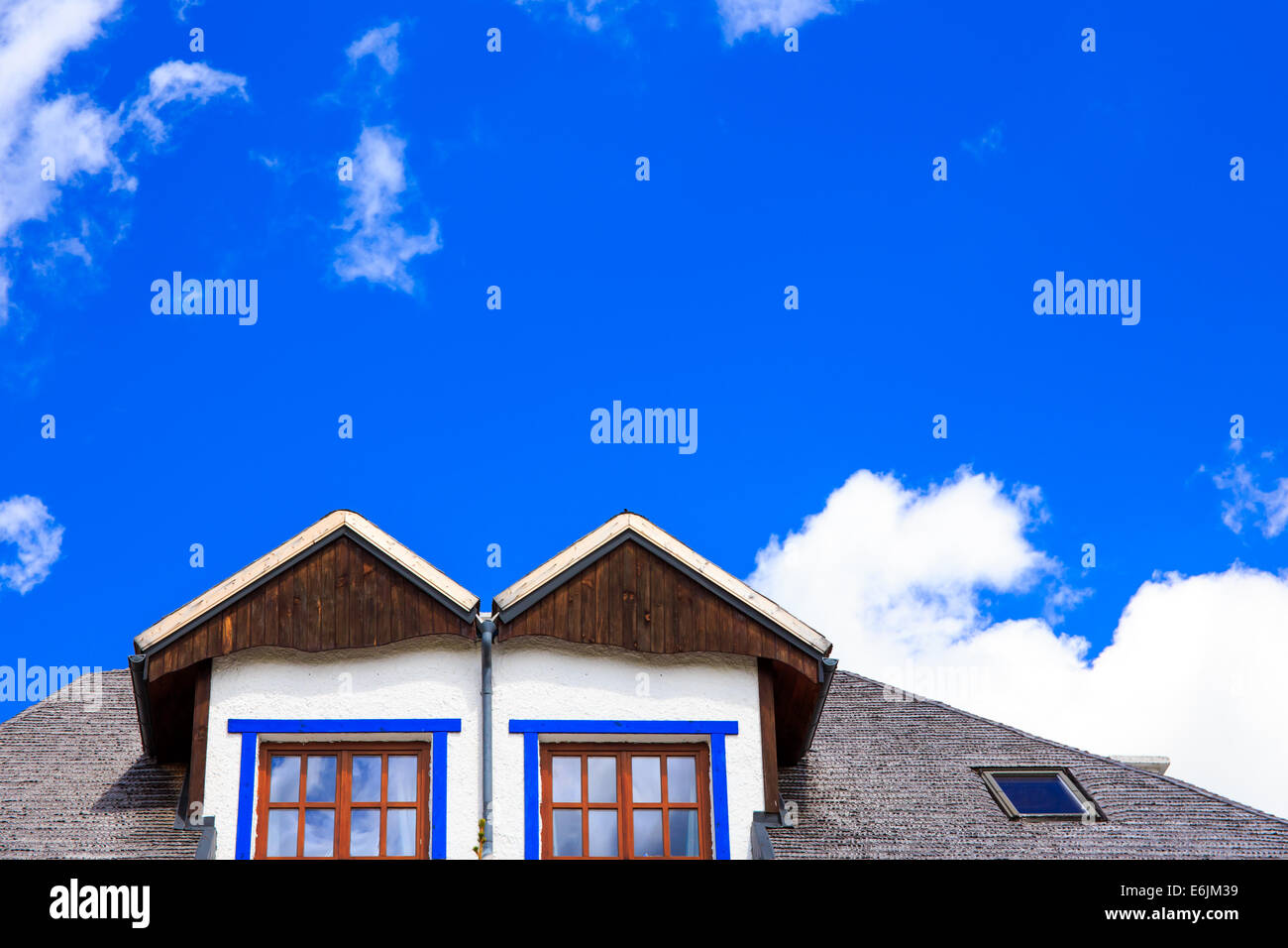 Rustico, cielo blu e piccolo cluods Foto Stock