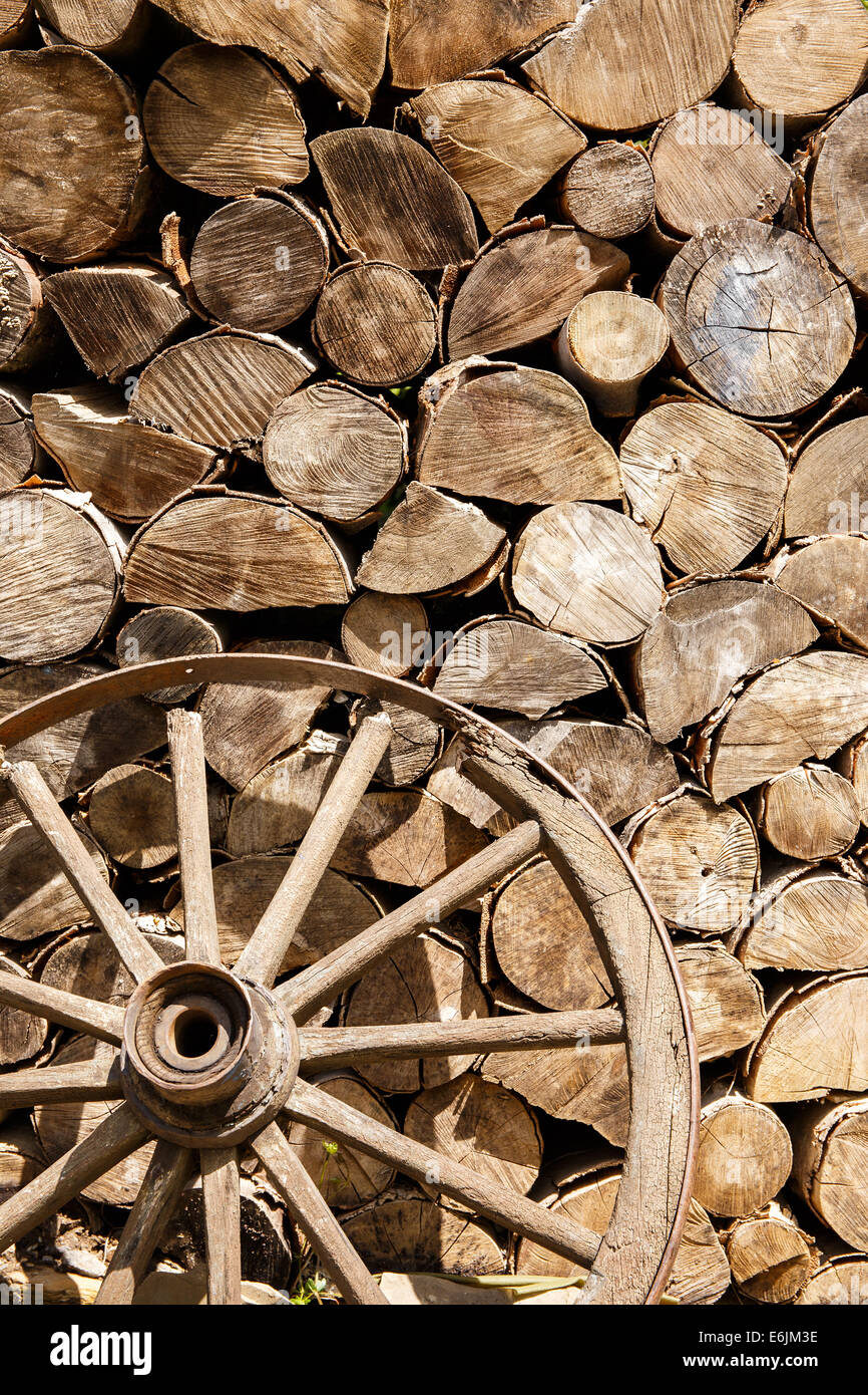 Mucchio di legna da ardere e vecchia ruota rotto da qualche parte nel paese Foto Stock