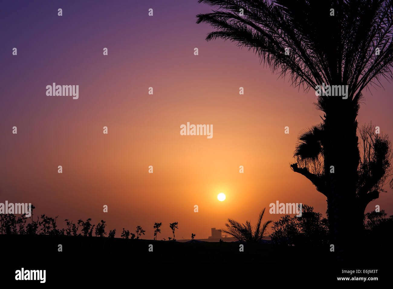 Bel tramonto oltre Oceano Atlantico ad Agadir, Marocco Foto Stock