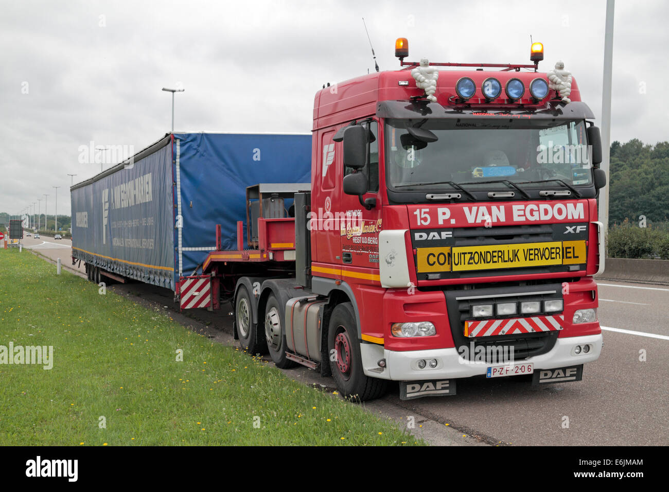 Più di un veicolo più pesante (LHV), chiamato anche un super camion, è una classificazione di merci di grandi dimensioni veicolo (LGV). Visto in Paesi Bassi Foto Stock