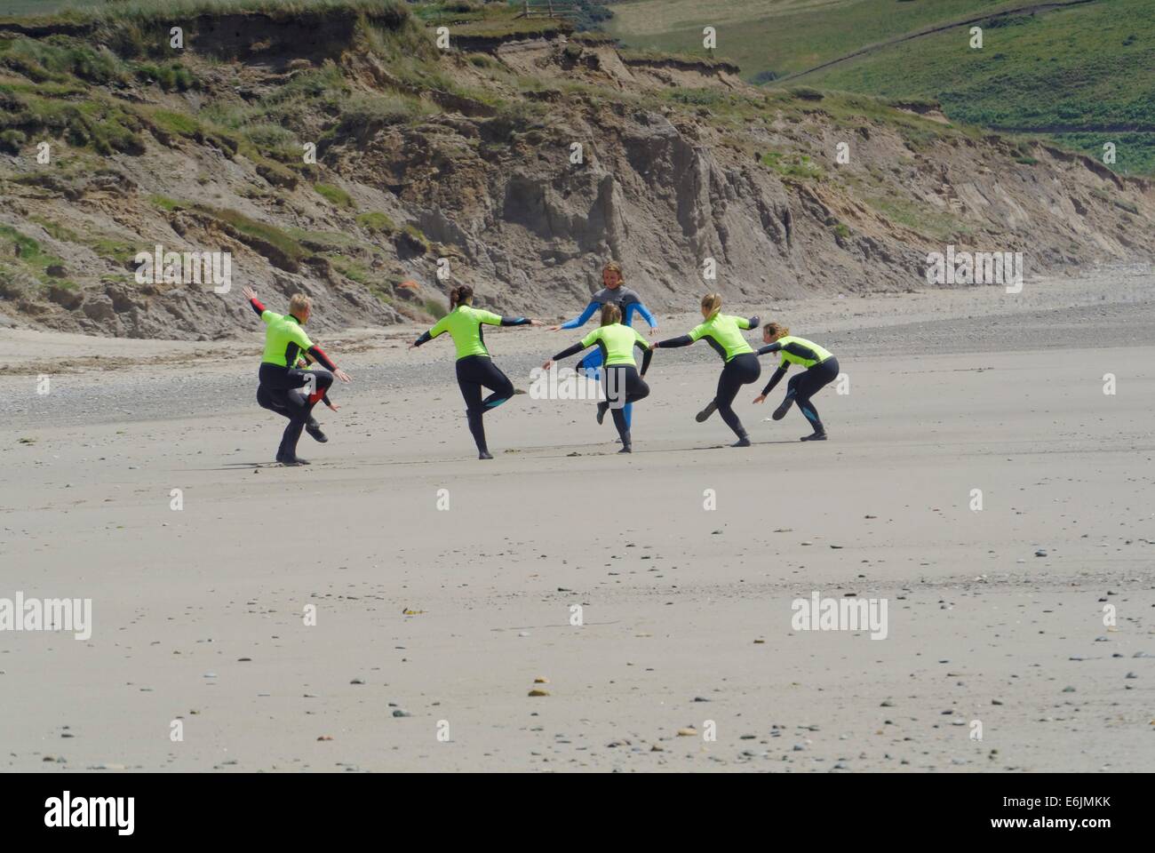 Warm up esercizi prima di una lezione di surf Foto Stock