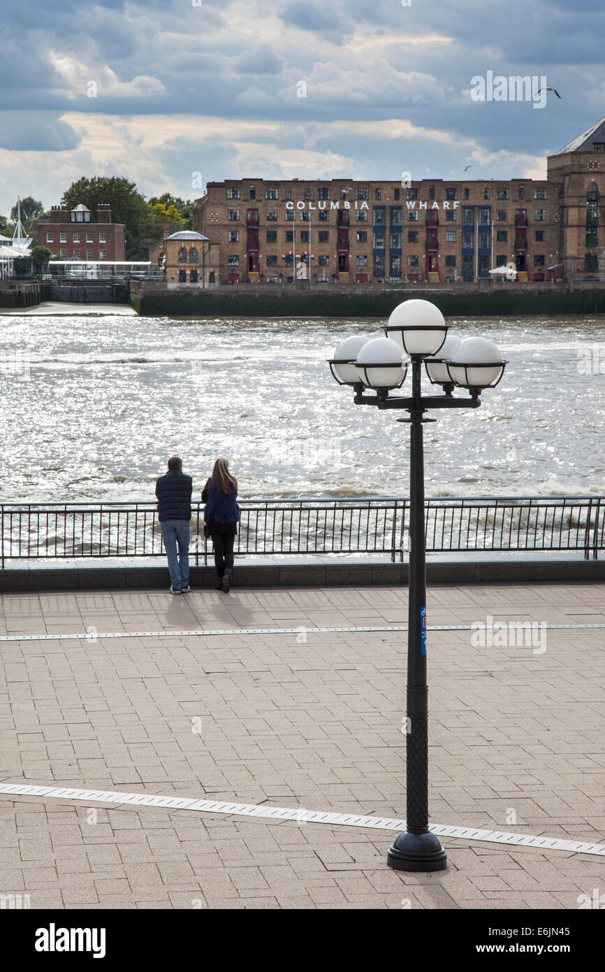 Due persone che guardano il Tamigi in London Canary Wharf Foto Stock