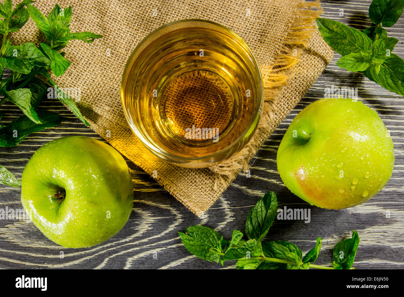 Freschi di succo di mela e frutti maturi disposti su una tavola di legno Foto Stock