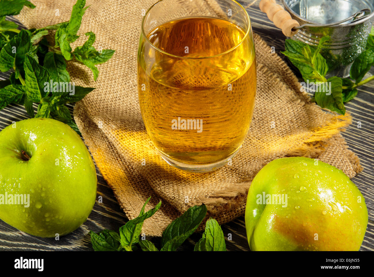Freschi di succo di mela e frutti maturi disposti su una tavola di legno Foto Stock