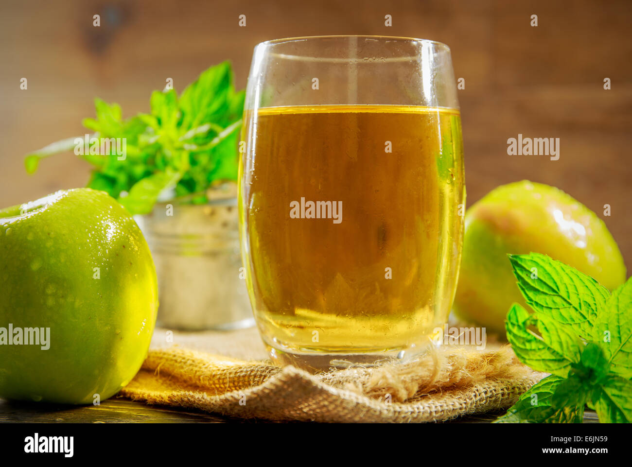 Freschi di succo di mela e frutti maturi disposti su una tavola di legno Foto Stock
