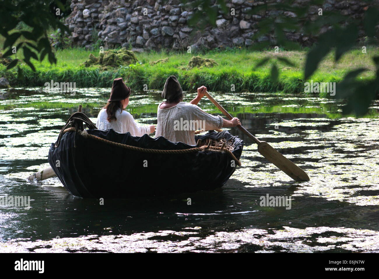 Contadini medievali in coracle Foto Stock