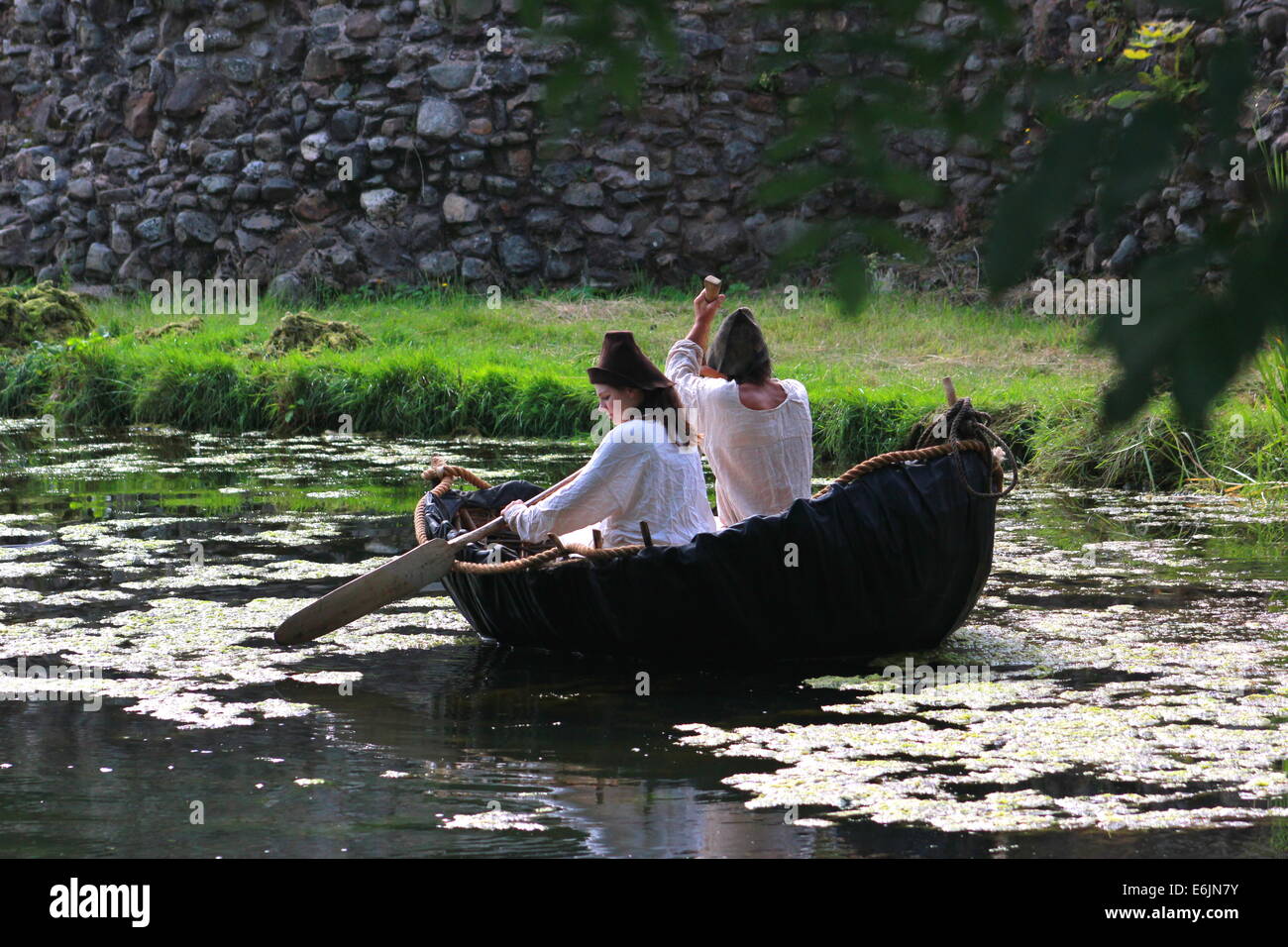 Contadini medievali in coracle Foto Stock