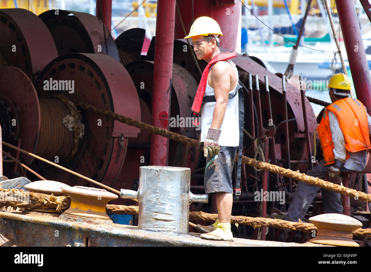 La Chiatta Master. Caposquadra su una chiatta di Derrick in Causeway Bay Typhoon Shelter, Hong Kong. Foto Stock