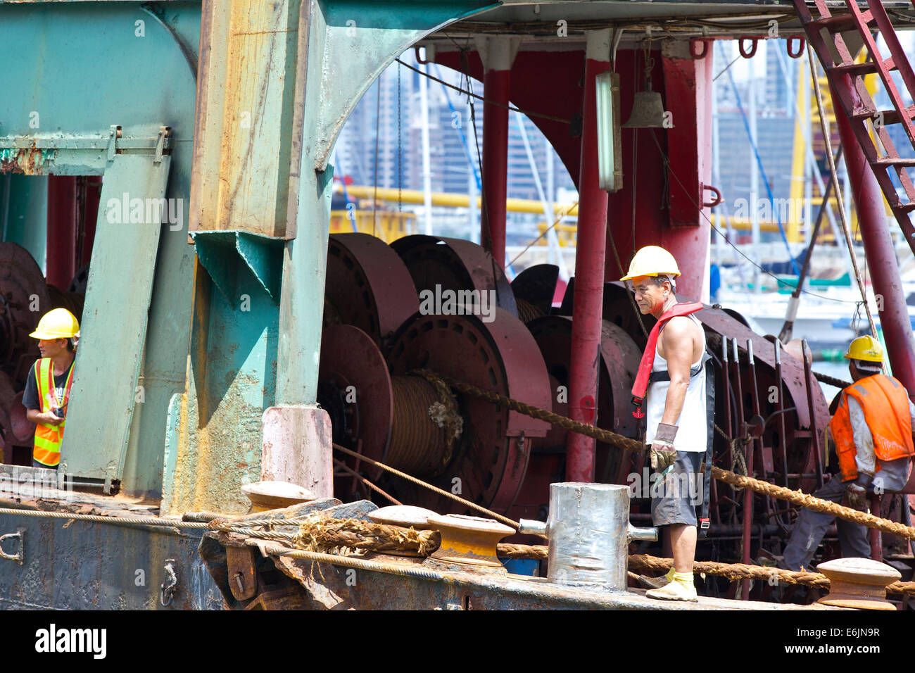 La Chiatta Master. Caposquadra su una chiatta di Derrick in Causeway Bay Typhoon Shelter, Hong Kong. Foto Stock