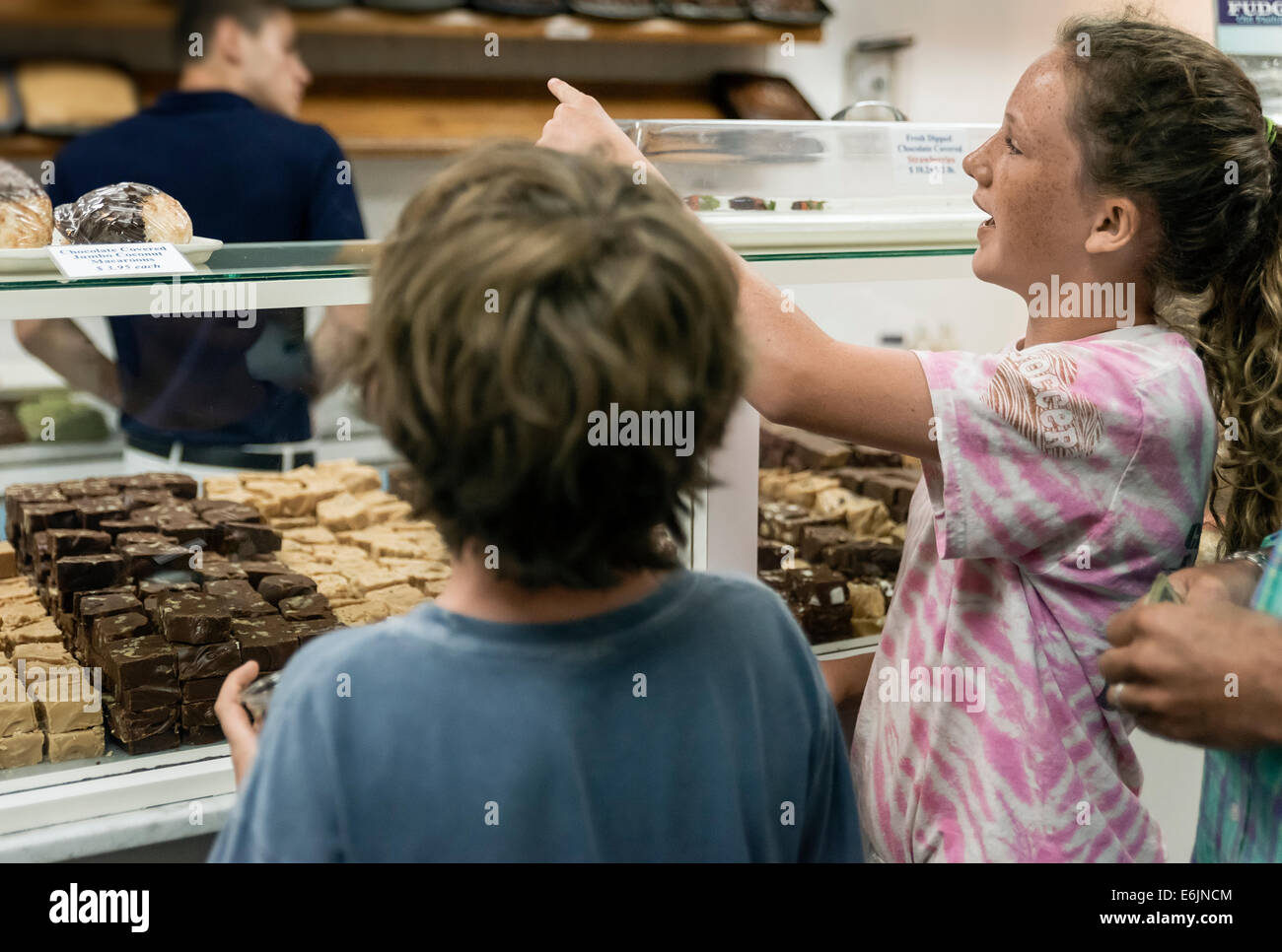 Kids effettuare una selezione in un negozio di fudge. Foto Stock