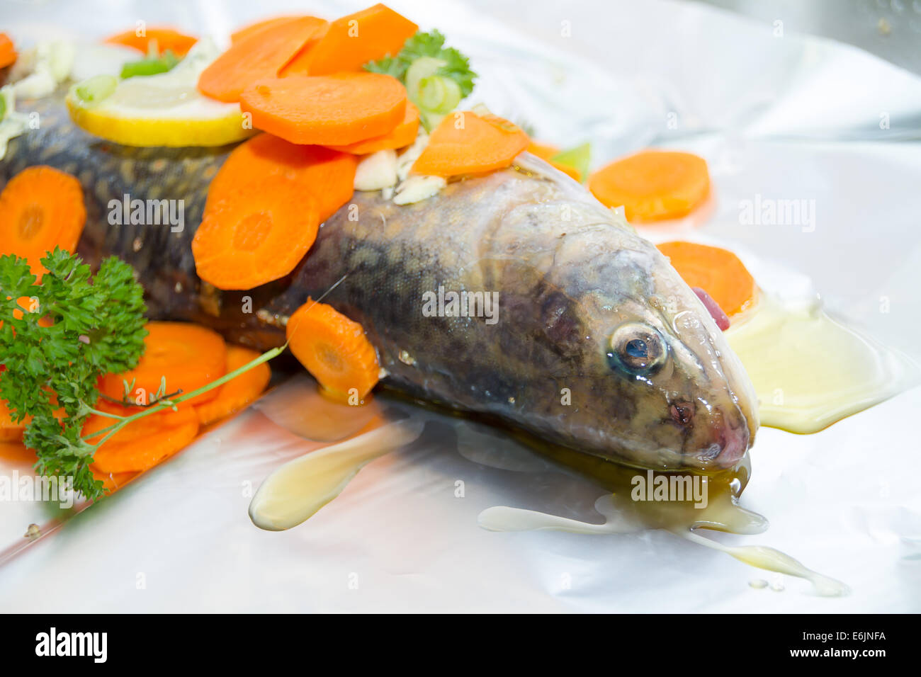 Materie screziato trote ripiene di pesce con fette di limone e verdure Foto Stock