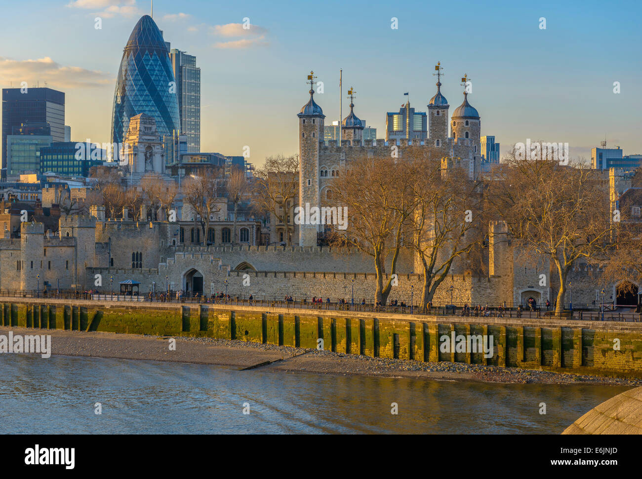 Torre di Londra e il Gherkin Tower al tramonto, Londra, Inghilterra Foto Stock