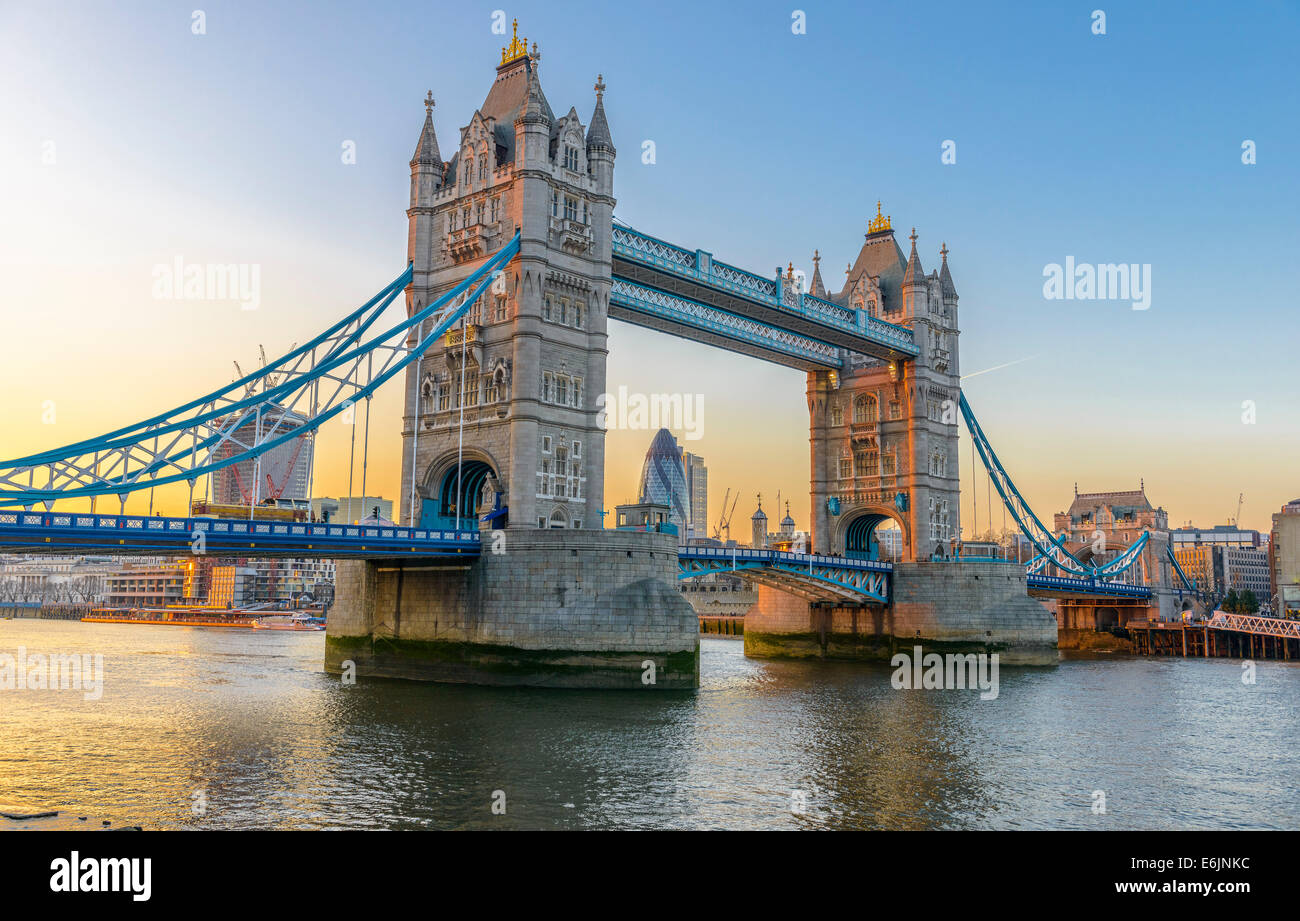 Il Tower Bridge è un ponte di Londra. Si attraversa il fiume Tamigi vicino alla Torre di Londra. Foto Stock