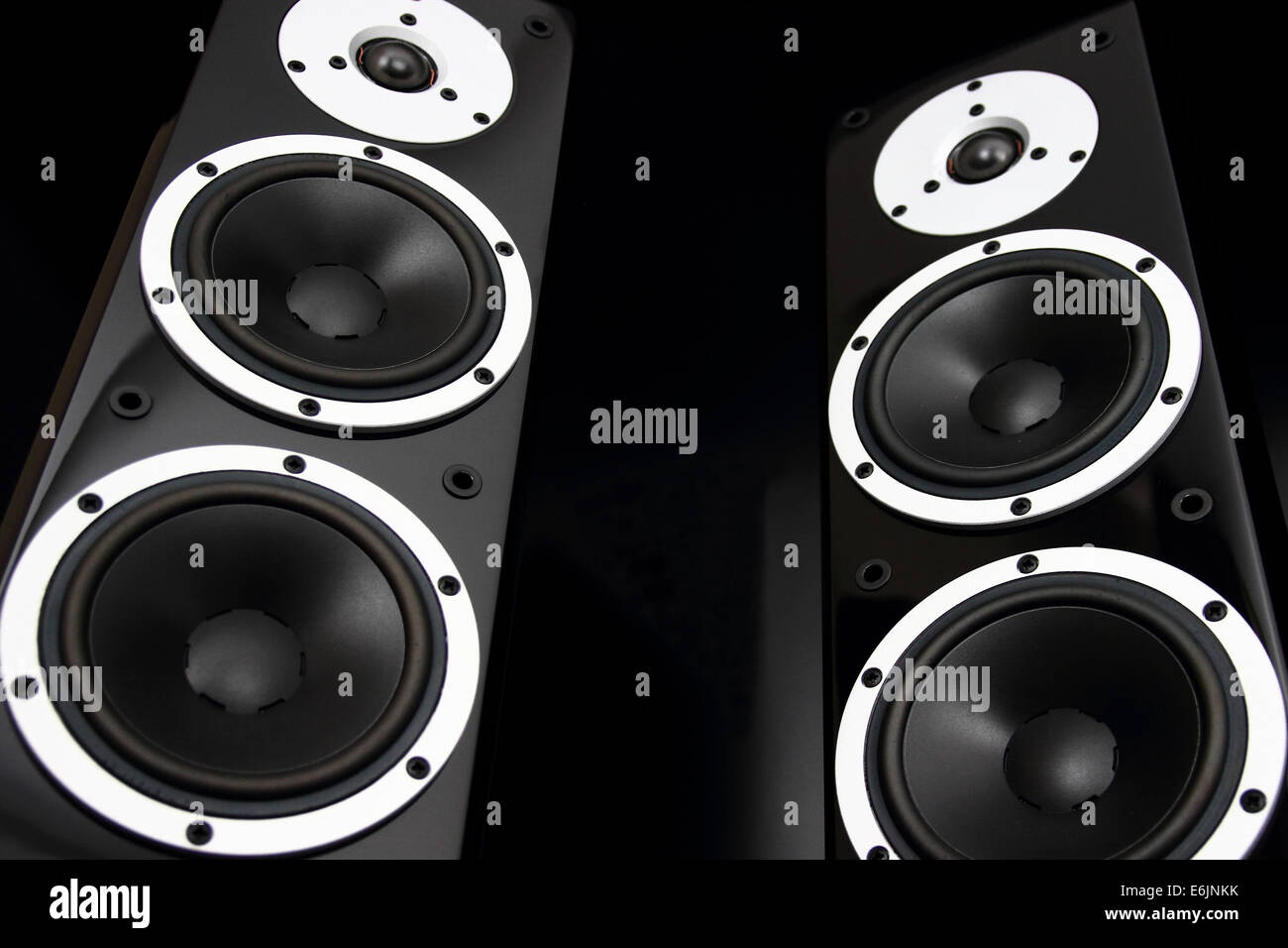 Coppia di nero lucido altoparlanti audio isolati su sfondo nero Foto Stock