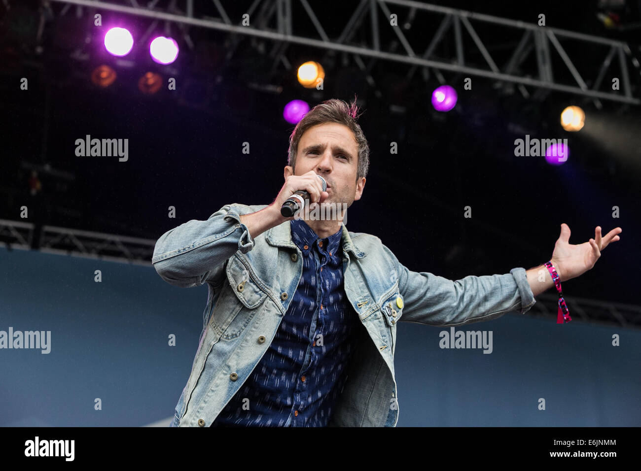 Liverpool, Regno Unito. 25 Ago, 2014. Inglese pop/rock band, il Hoosiers, eseguire live presso il Liverpool International Music Festival di Sefton Park il Lunedì, Agosto 25, 2014. LIMF è il più grande free music festival in Europa. Credito: Christopher Middleton/Alamy Live News Foto Stock