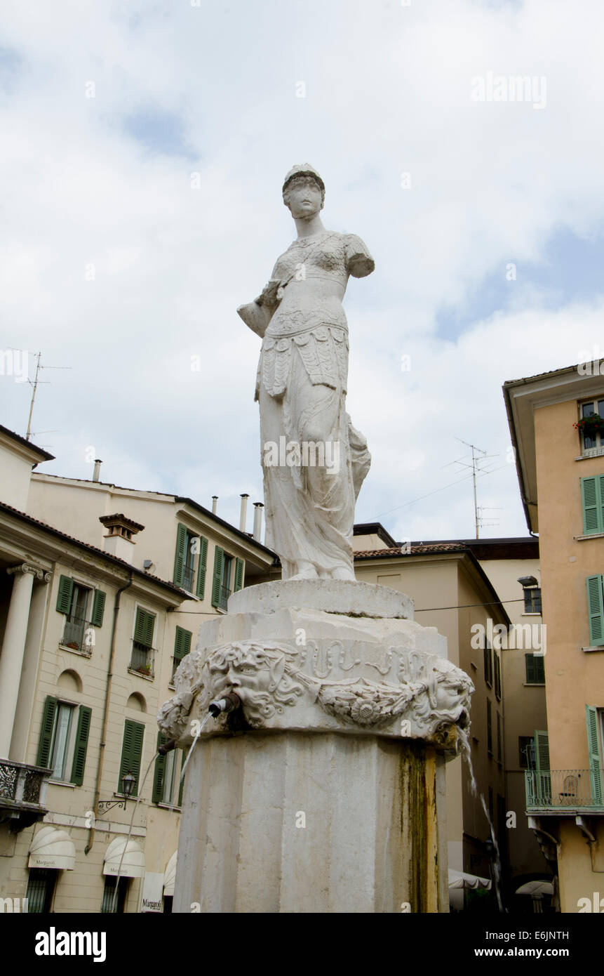 Brescia Italia. Fontana in piazza Duomo, piazza Paolo VI. Brescia.  Lombardia.Italia Foto stock - Alamy
