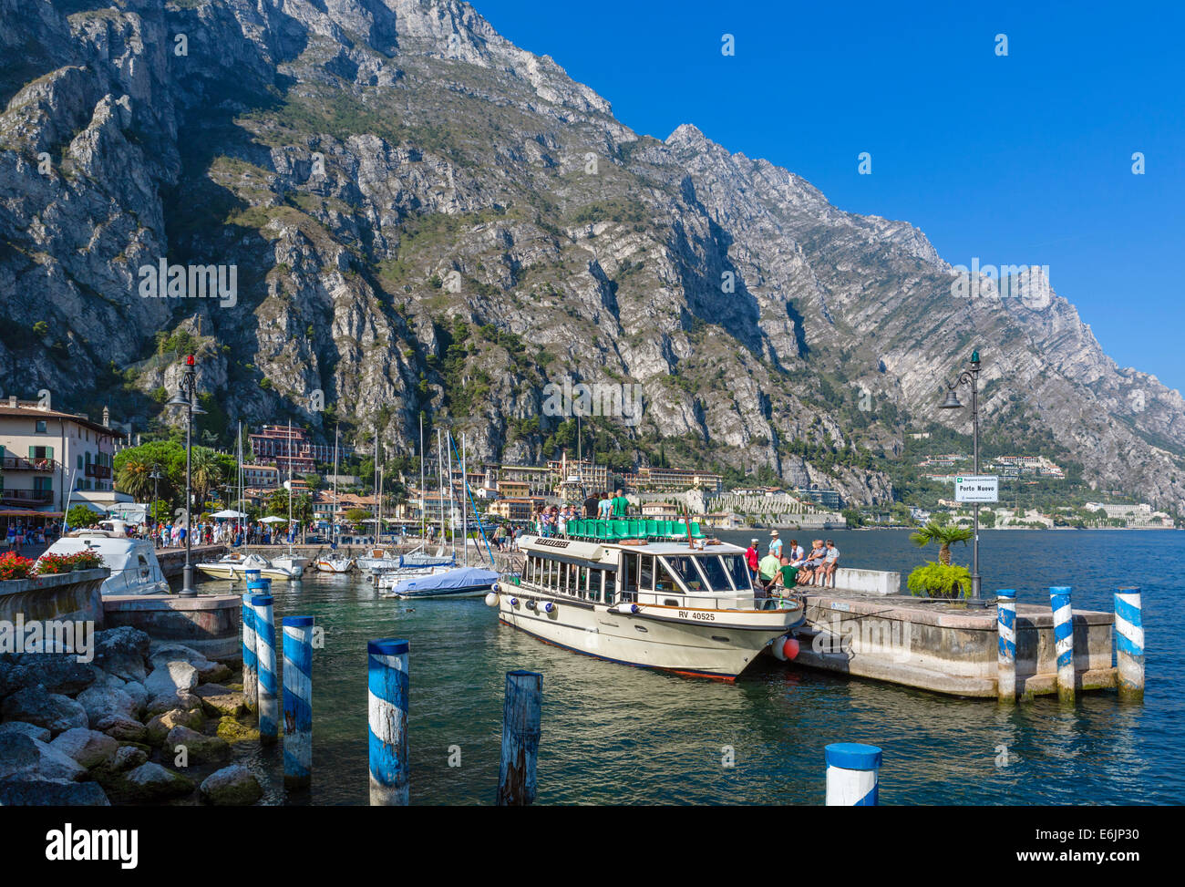 Le barche nel porto nuovo a Limone sul Garda Lago di Garda, Lombardia, Italia Foto Stock