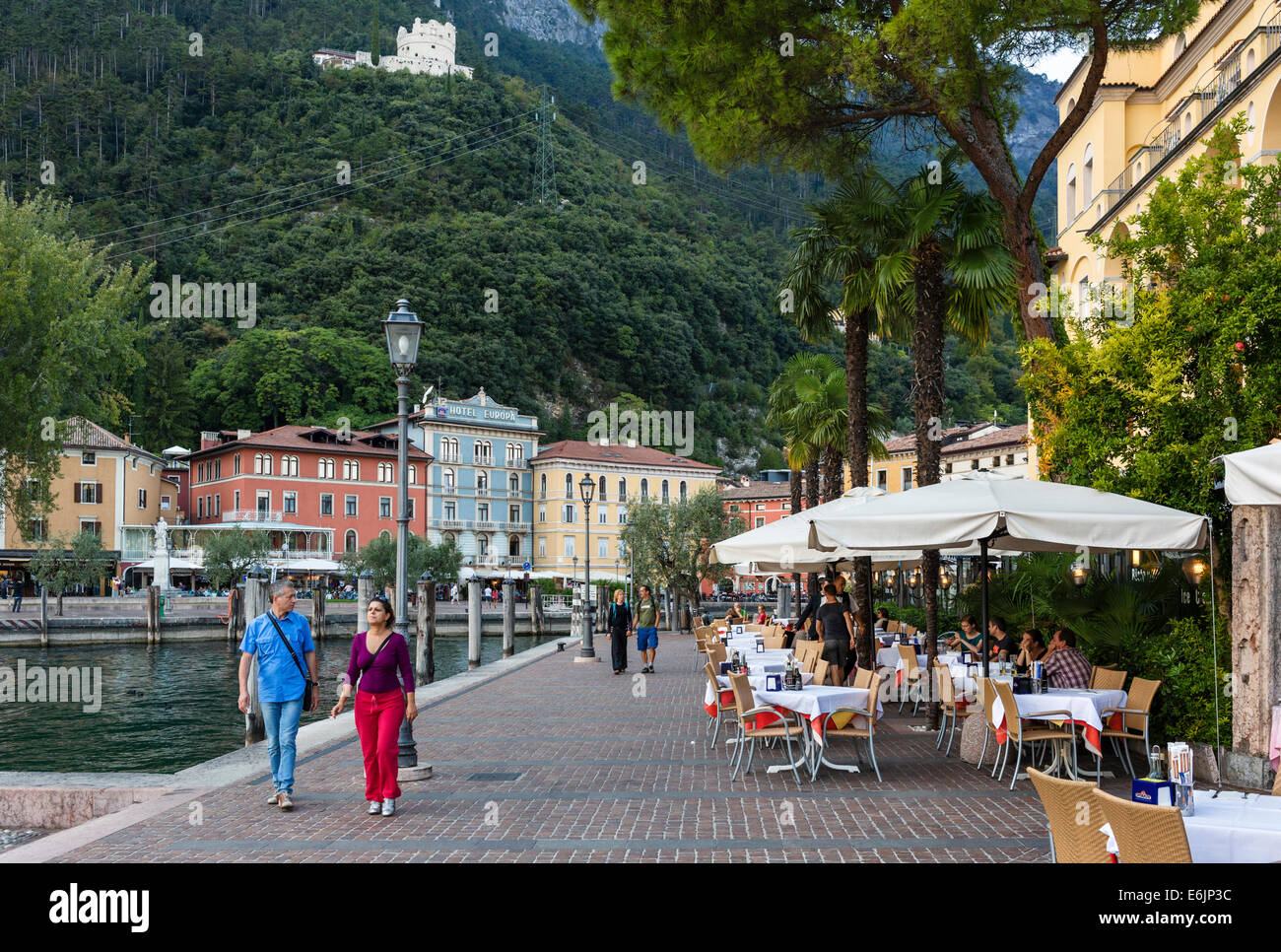Ristorante la sera presto lungo la zona del porto nella città vecchia, Riva  del Garda, il Lago di Garda e Trento, Italia Foto stock - Alamy