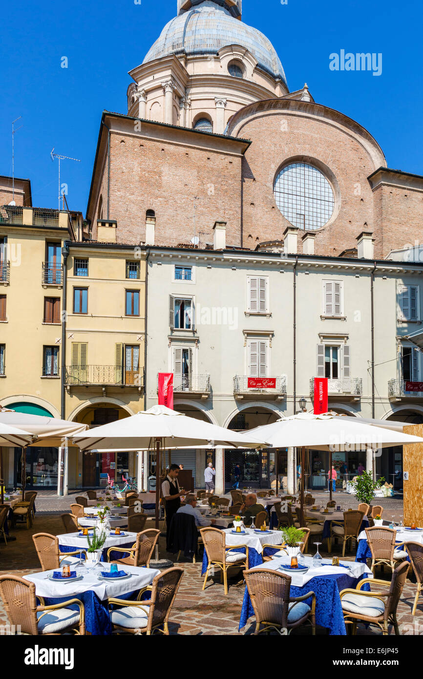 Ristorante in Piazza delle Erbe nel centro storico della città di Mantova, Lombardia, Italia Foto Stock