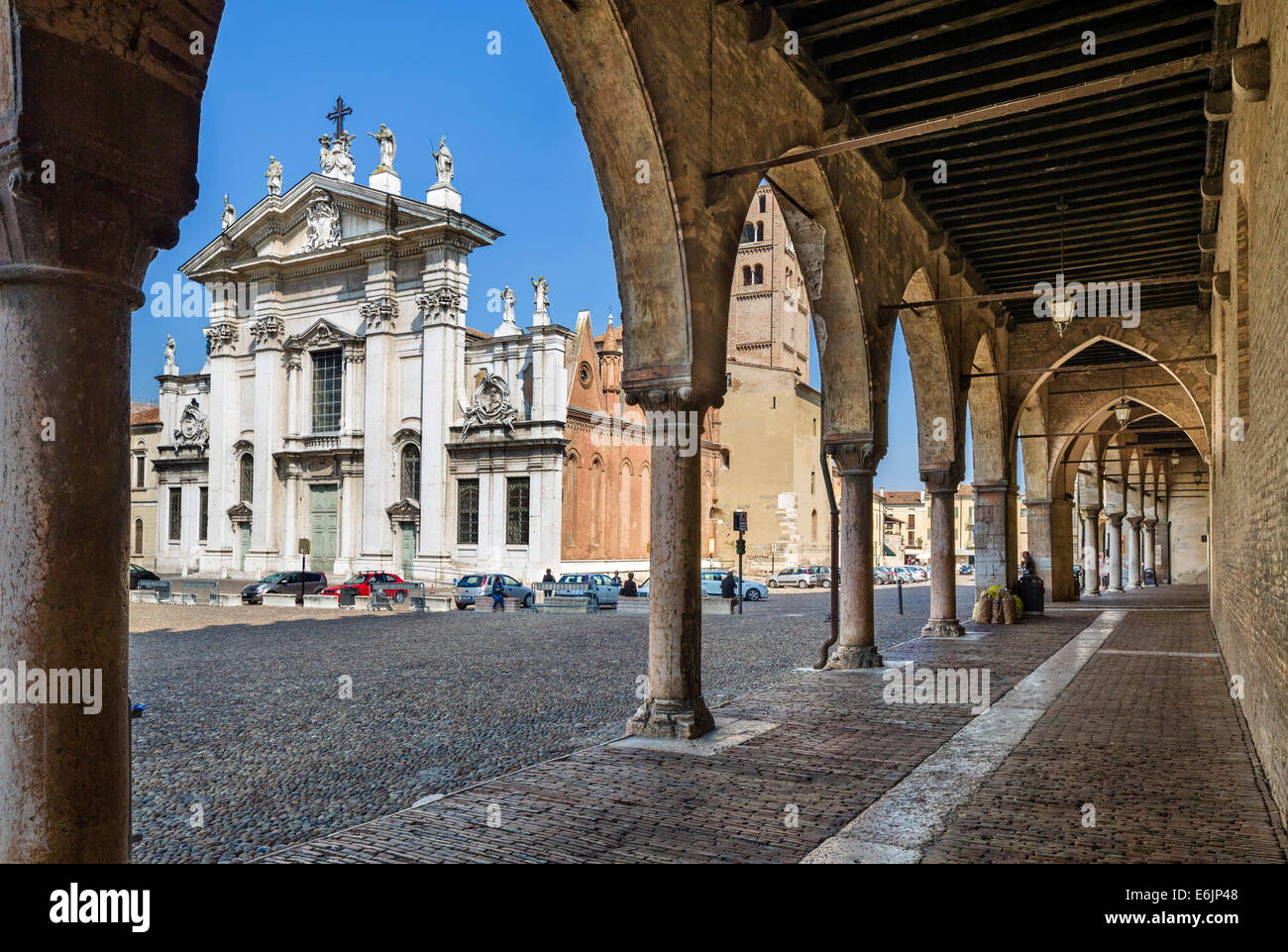 Portico intorno al Palazzo Ducale guardando verso il Duomo, Piazza Sordello, Mantova, Lombardia, Italia Foto Stock