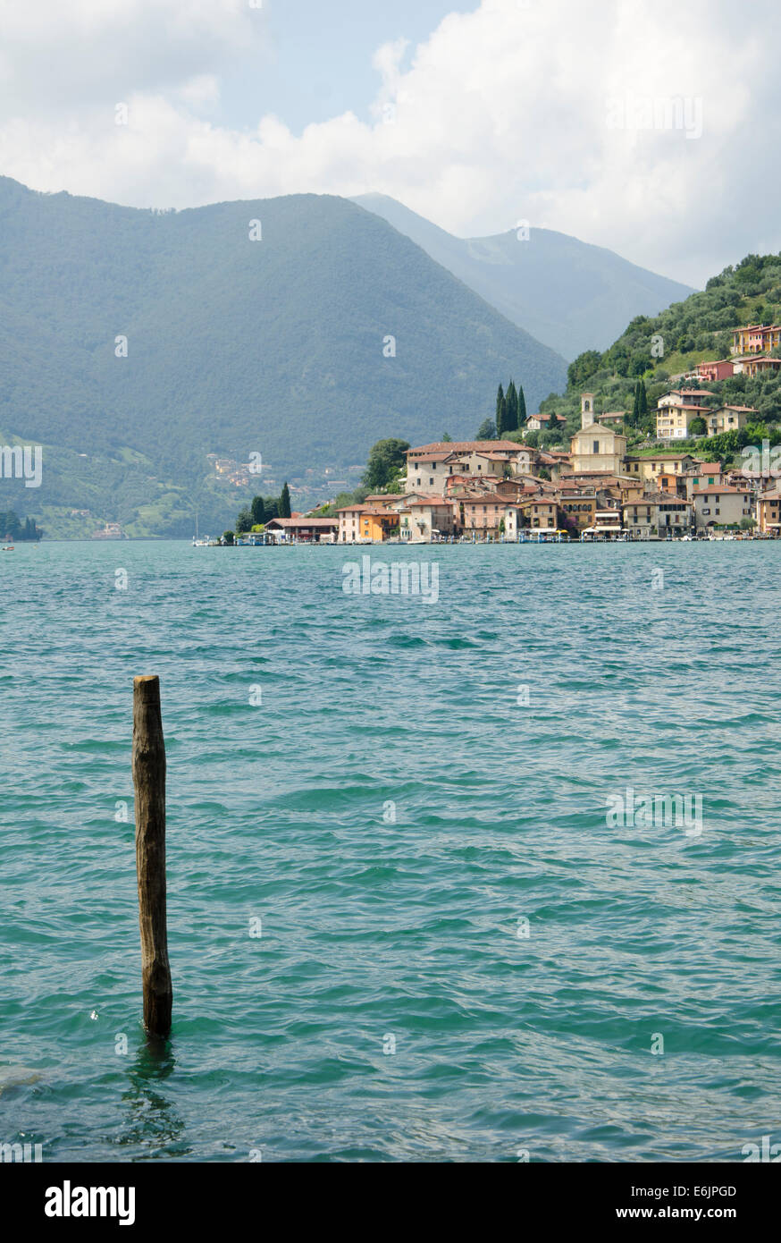 Lago d'Iseo Italia. Lago d'Iseo o Sebino con alle spalle il borgo di Peschiera Maraglio. Regione Lombardia. Italia settentrionale. Foto Stock