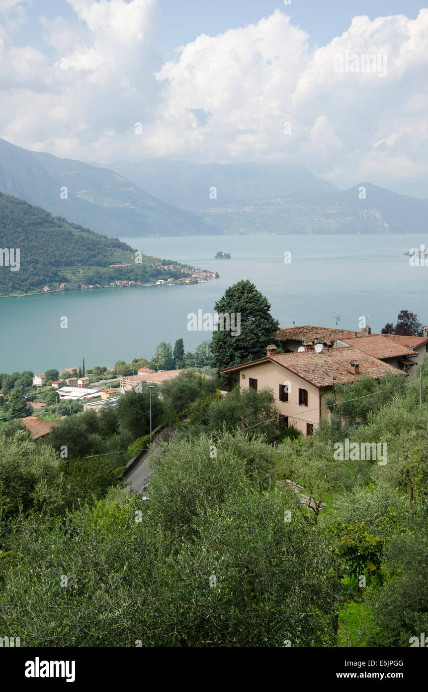 Il lago d'Iseo o Lago d'Iseo o Sebino nel Nord Italia. Nelle province di Bergamo e Brescia. La regione Lombardia. Foto Stock