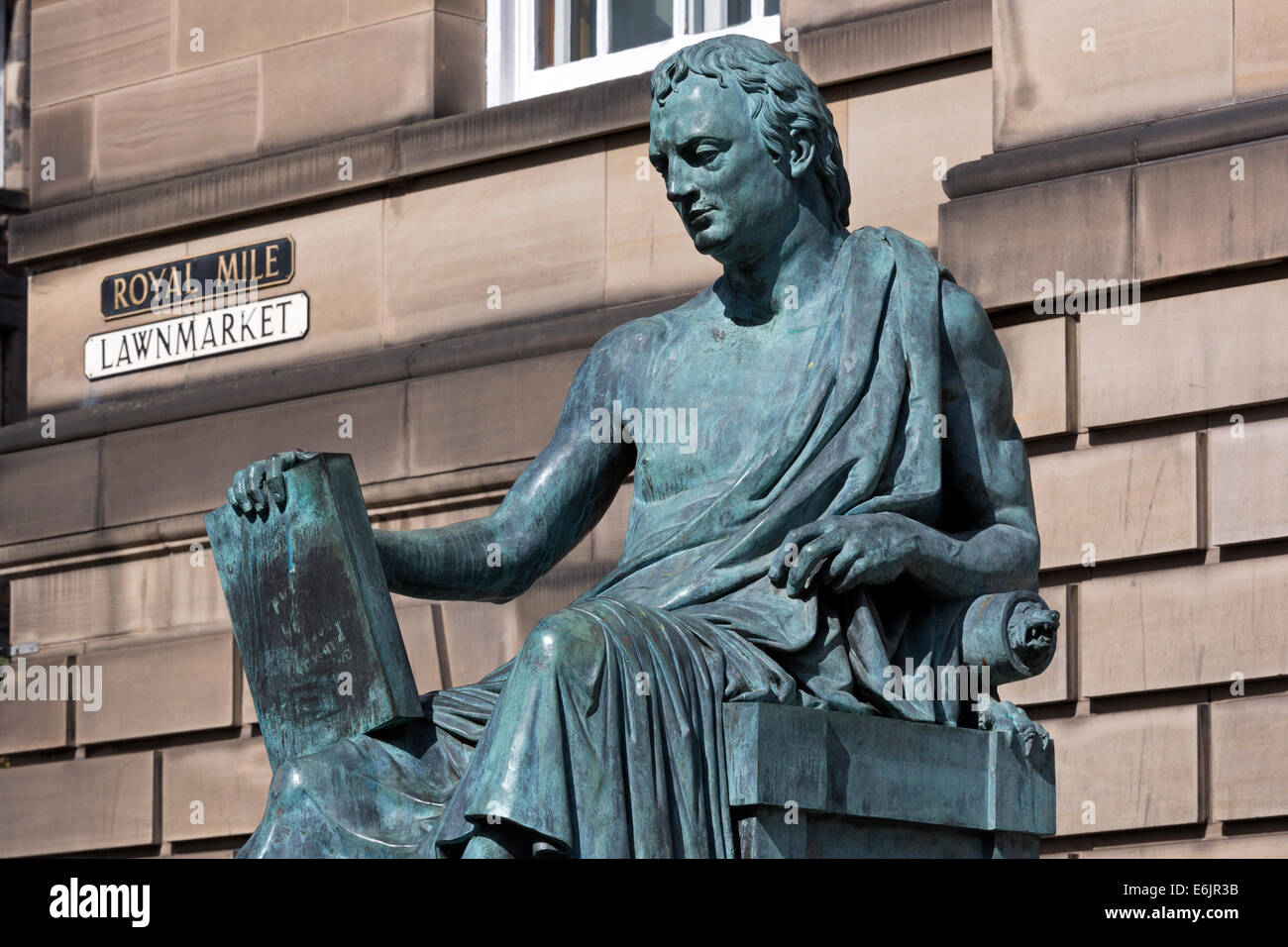 Statua del David Hume, filosofo scozzese, nato 1711, morì 1776 nel Royal Mile di Edimburgo, Scozia, Regno Unito Foto Stock
