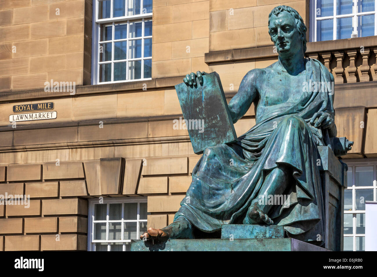 Statua del David Hume, filosofo scozzese, nato 1711, morì 1776 nel Royal Mile di Edimburgo, Scozia, Regno Unito Foto Stock