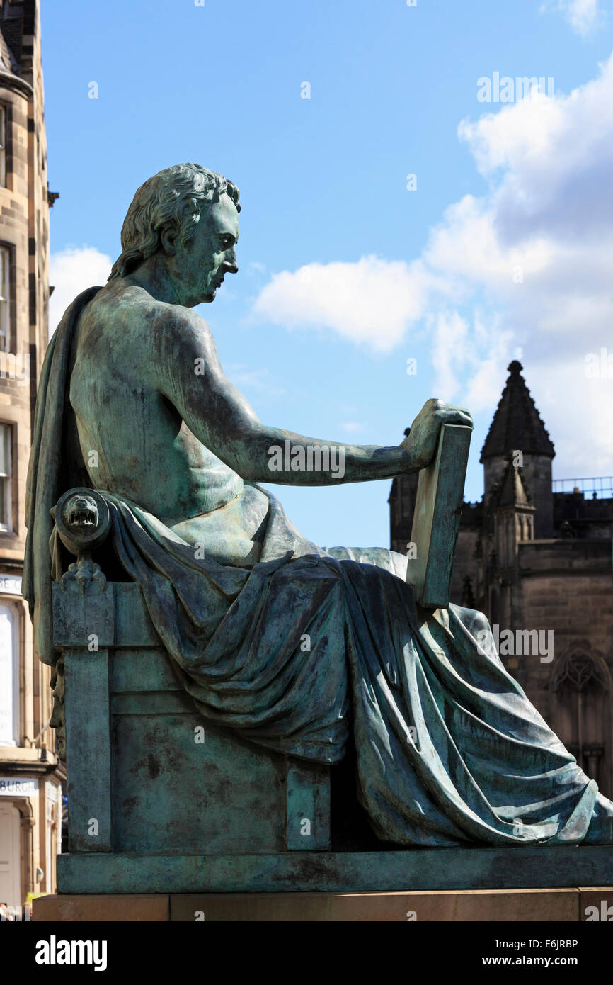 Statua del David Hume, filosofo scozzese, nato 1711, morì 1776 nel Royal Mile di Edimburgo, Scozia, Regno Unito Foto Stock