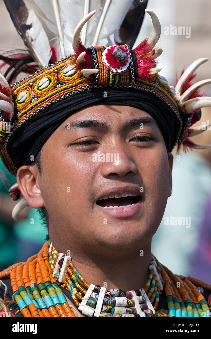 Elemento maschio off il Tjimu danza contemporanea gruppo da Taiwan facendo una street performance in Royal Mile di Edimburgo sulla frangia Foto Stock