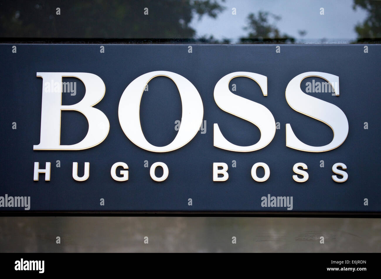 Parigi, Francia - 4 AGOSTO 2014: Il segno per il "Hugo Boss' store su Avenue des Champs Elysees di Parigi il 4 agosto 2014. T Foto Stock