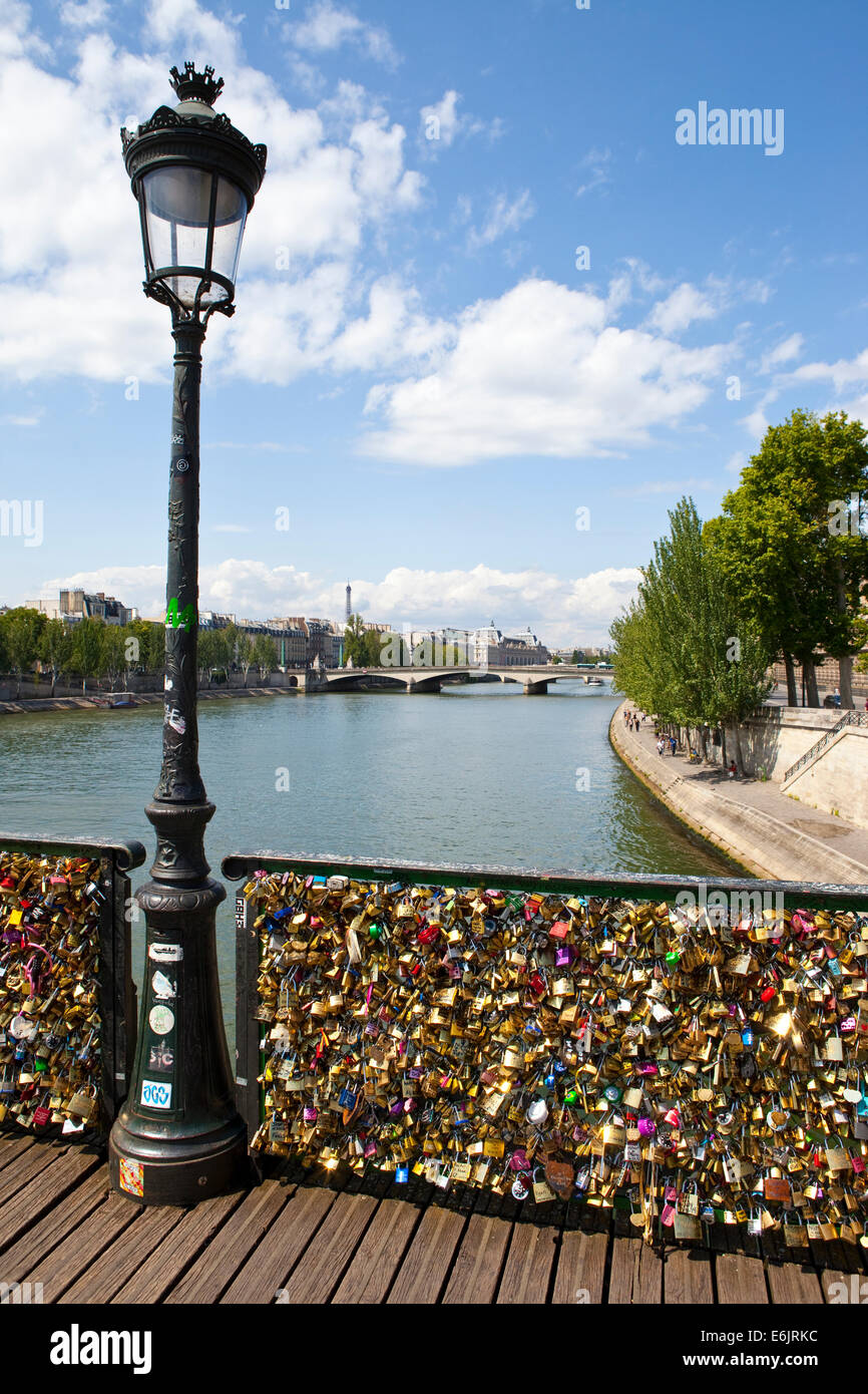 Il Pont des Arts di Parigi. Il ponte è famosa nel mondo per le coppie di attaccare lucchetti inscritto con la loro sigla come un segno o Foto Stock
