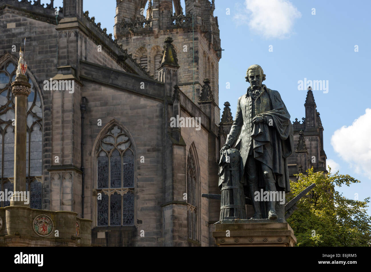 Statua di Adam Smith, Scottish economista e filosofo politico, presso la Cattedrale di St Giles Royal Mile di Edimburgo Foto Stock