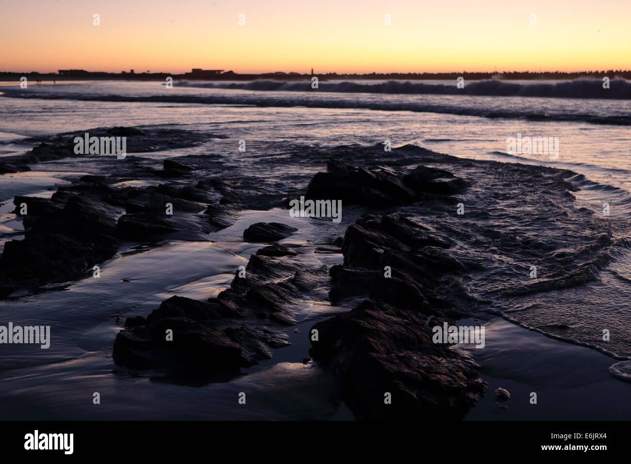 Scena crepuscolo sulla spiaggia in Lamberts Bay, Costa Ovest, Sud Africa Foto Stock