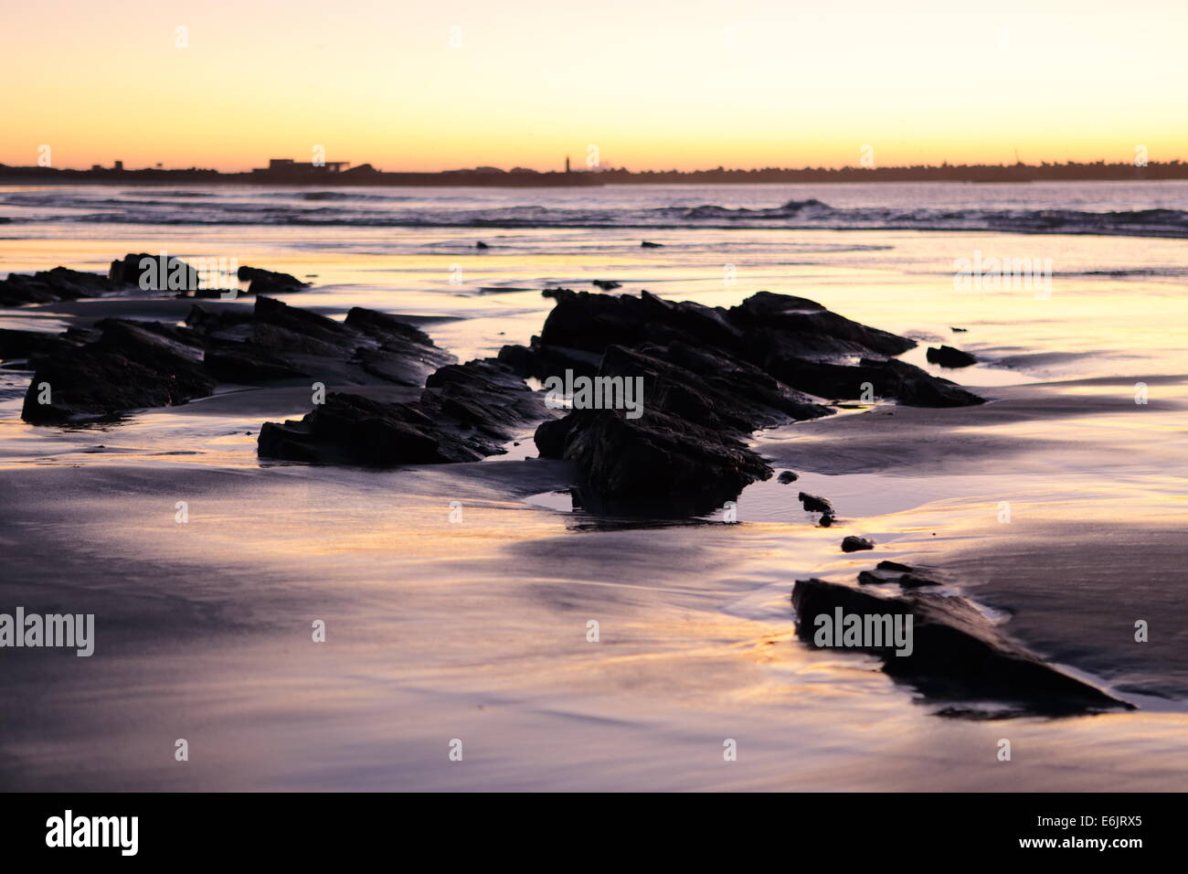 Scena crepuscolo sulla spiaggia in Lamberts Bay, Costa Ovest, Sud Africa Foto Stock