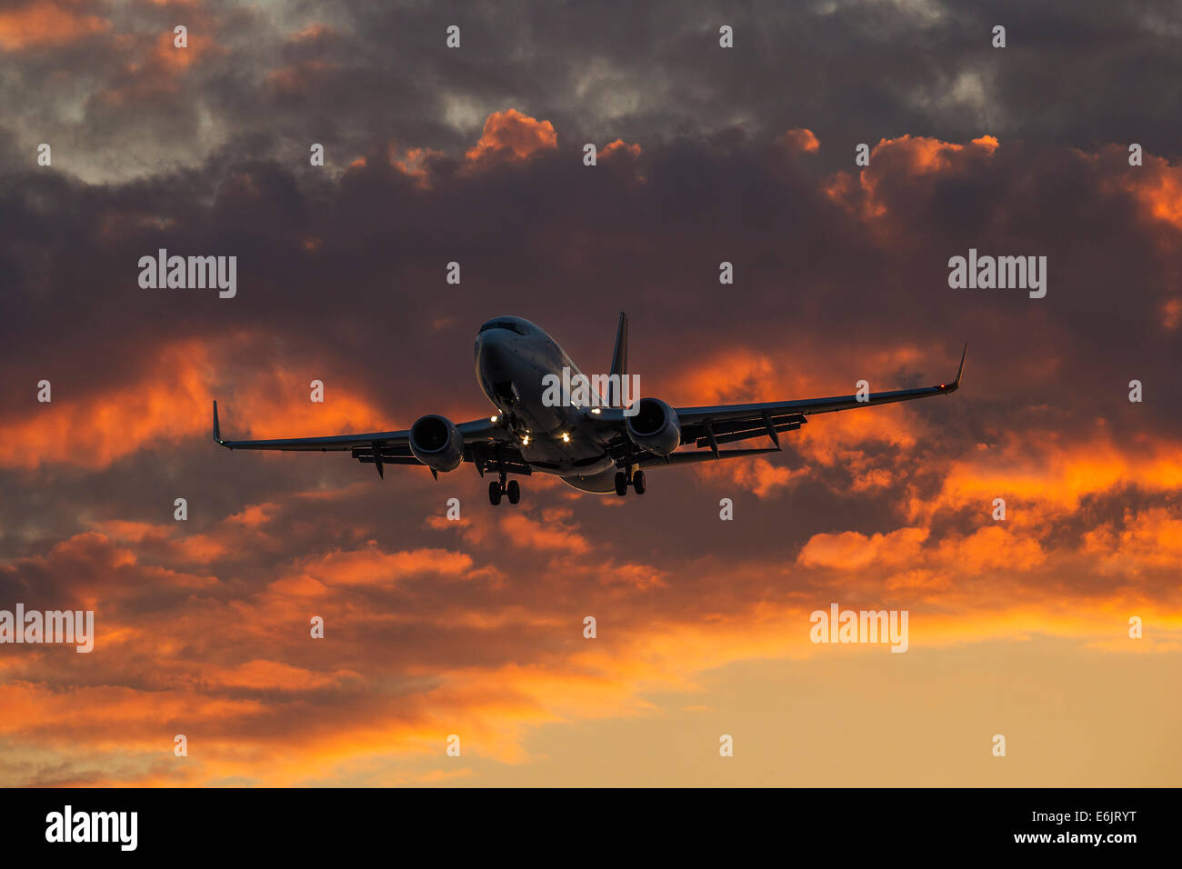 Aereo commerciale Boeing 737 jet in avvicinamento finale per l'atterraggio-Victoria, British Columbia, Canada. Foto Stock