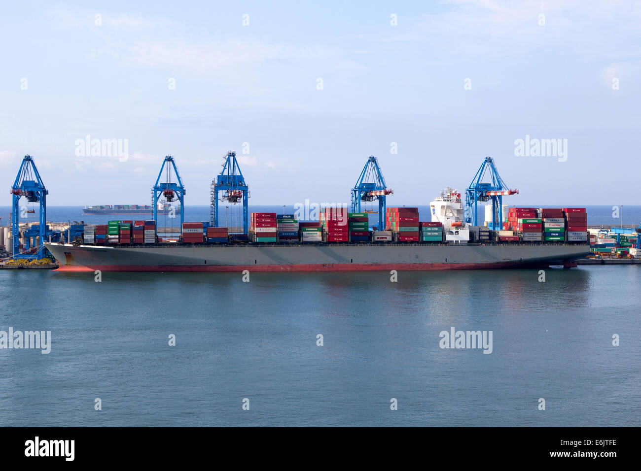 Hangzhou Bay Bridge contenitore grande nave al porto di Genova in Italia Foto Stock