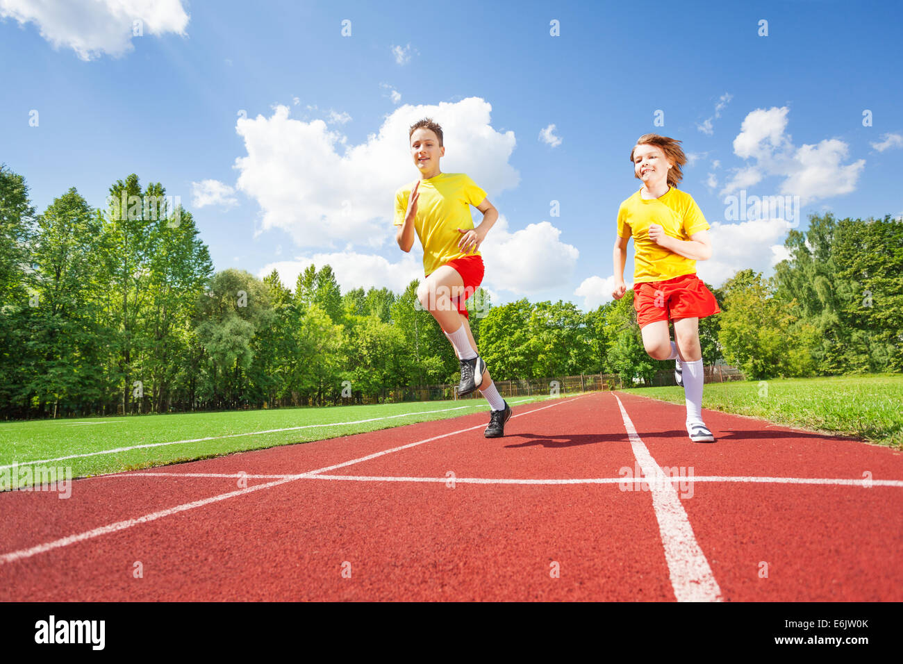 Due ragazzi correndo insieme in concorrenza Foto Stock