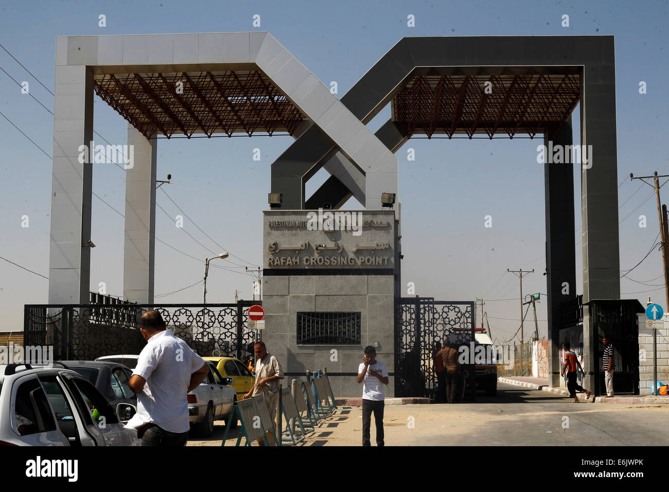 Il cancello principale del valico di Rafah border, a seguito di un attacco aereo israeliano, che ha colpito la partenza lounge di Rafah border crossing sul lato palestinese seguenti incursioni aeree israeliane nel sud della striscia di Gaza. Foto Stock