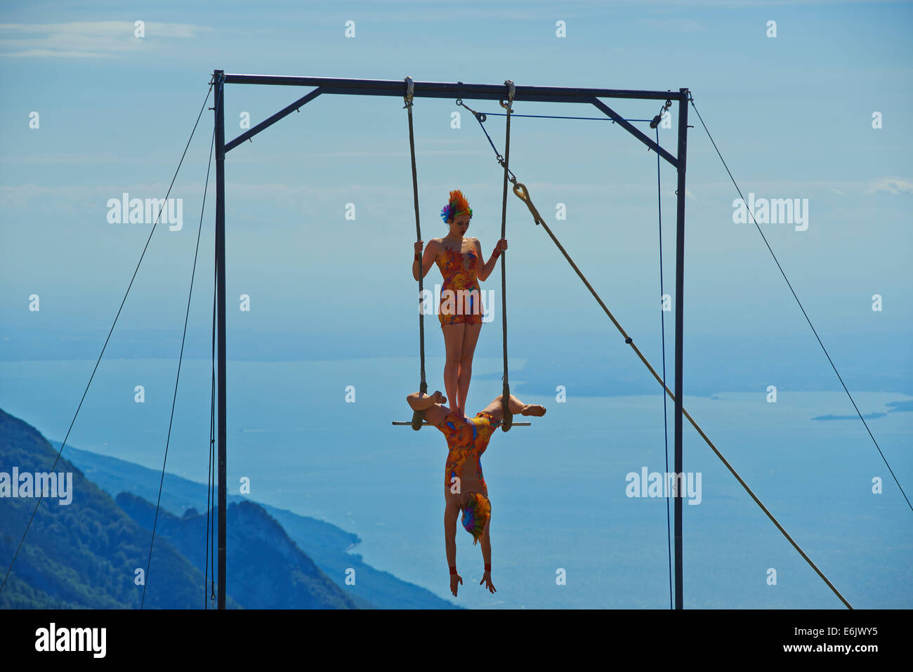 Mostra dell'Accademia delle Arti di circo artisti di Verona da Andrea Togni sul palcoscenico naturale del Monte Baldo (L'Accademia d'arte circense) Foto Stock